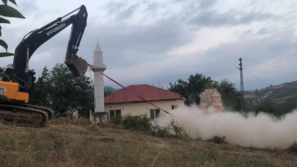 ADANA KOZAN'DA MEYDANA GELEN 5.5'LİK DEPREMDE HASAR ALAN BİR CAMİNİN
