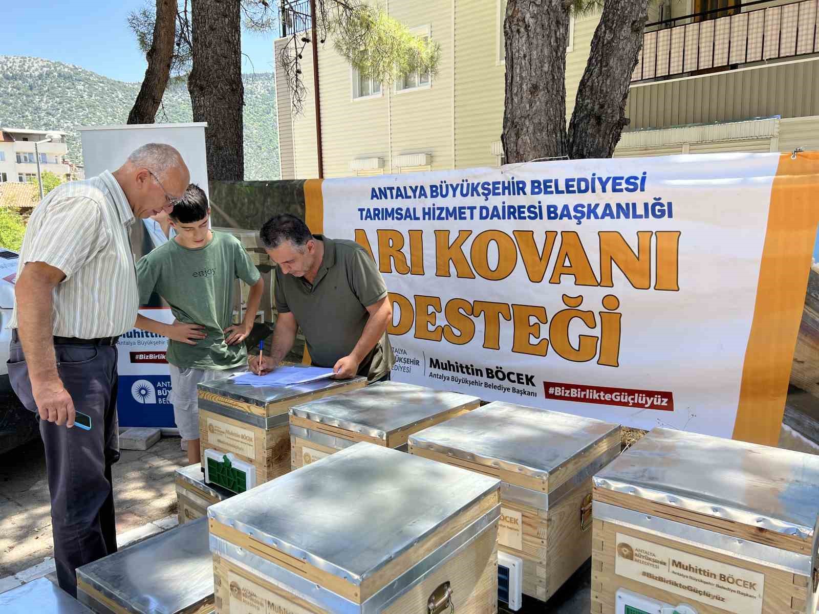 ANTALYA BÜYÜKŞEHİR BELEDİYESİ, YERLİ ARI ÜRETİCİLERİNİ DESTEKLEMEK VE İSTEKLİLERİ ARICILIĞA