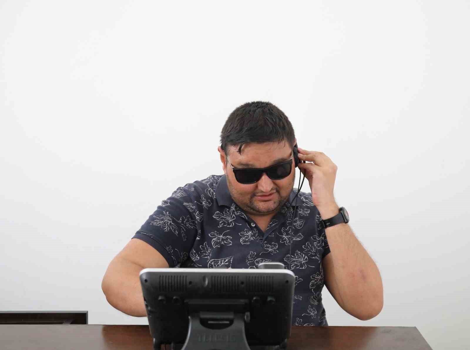 MERSİN'İN MERKEZ İLÇE MEZİTLİ BELEDİYESİ SANTRALİNDE GÖREV YAPAN GÖRME ENGELLİ