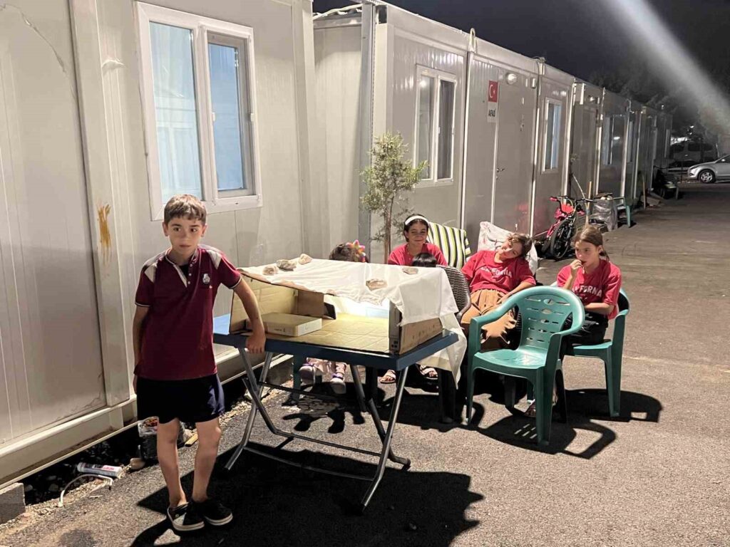 depremzede cocuktan konteyner kentteki arkadaslarina mini sinema keyfi d8a1516