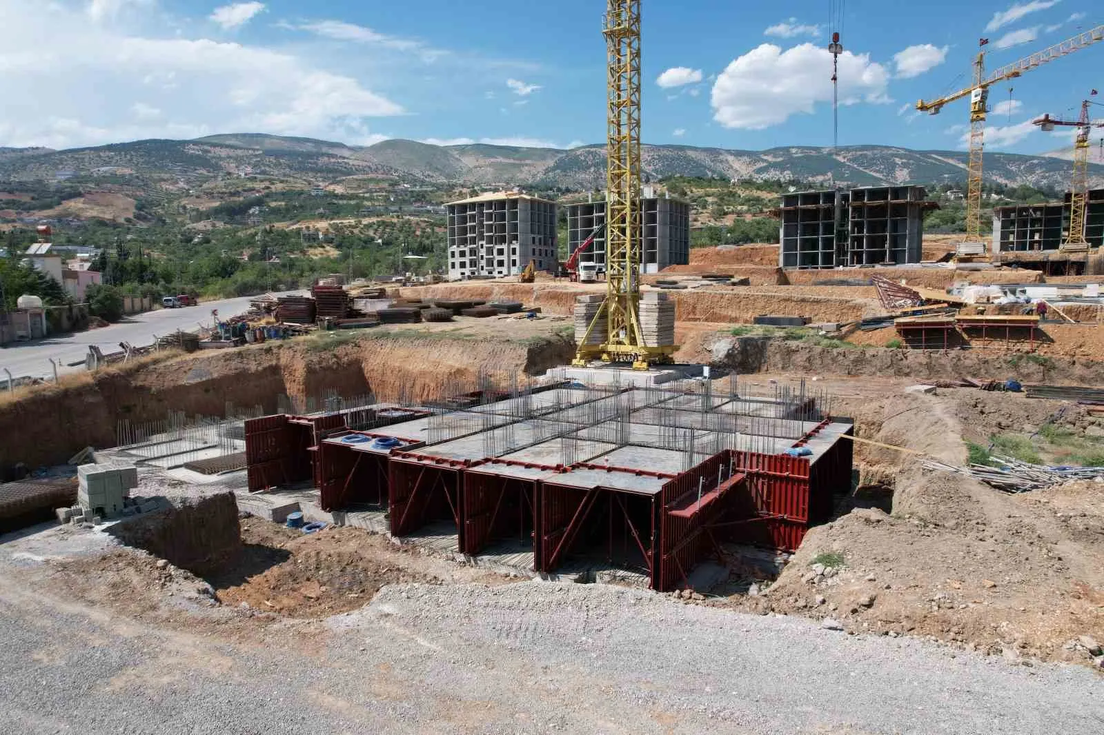 KAHRAMANMARAŞ’TA DEPREMZEDELER İÇİN YAPIMI DEVAM EDEN TOPLU KONUTLARDA ÖRNEK DAİRELER