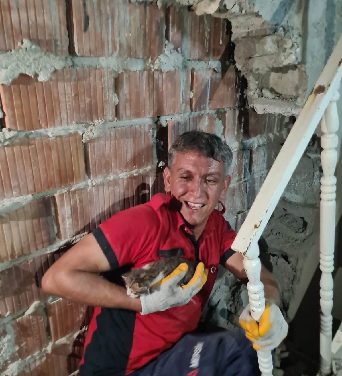 MERSİN'İN SİLİFKE İLÇESİNDE BİR İNŞAATIN MERDİVEN DAİRESİNDE İKİ DUVAR ARASINA