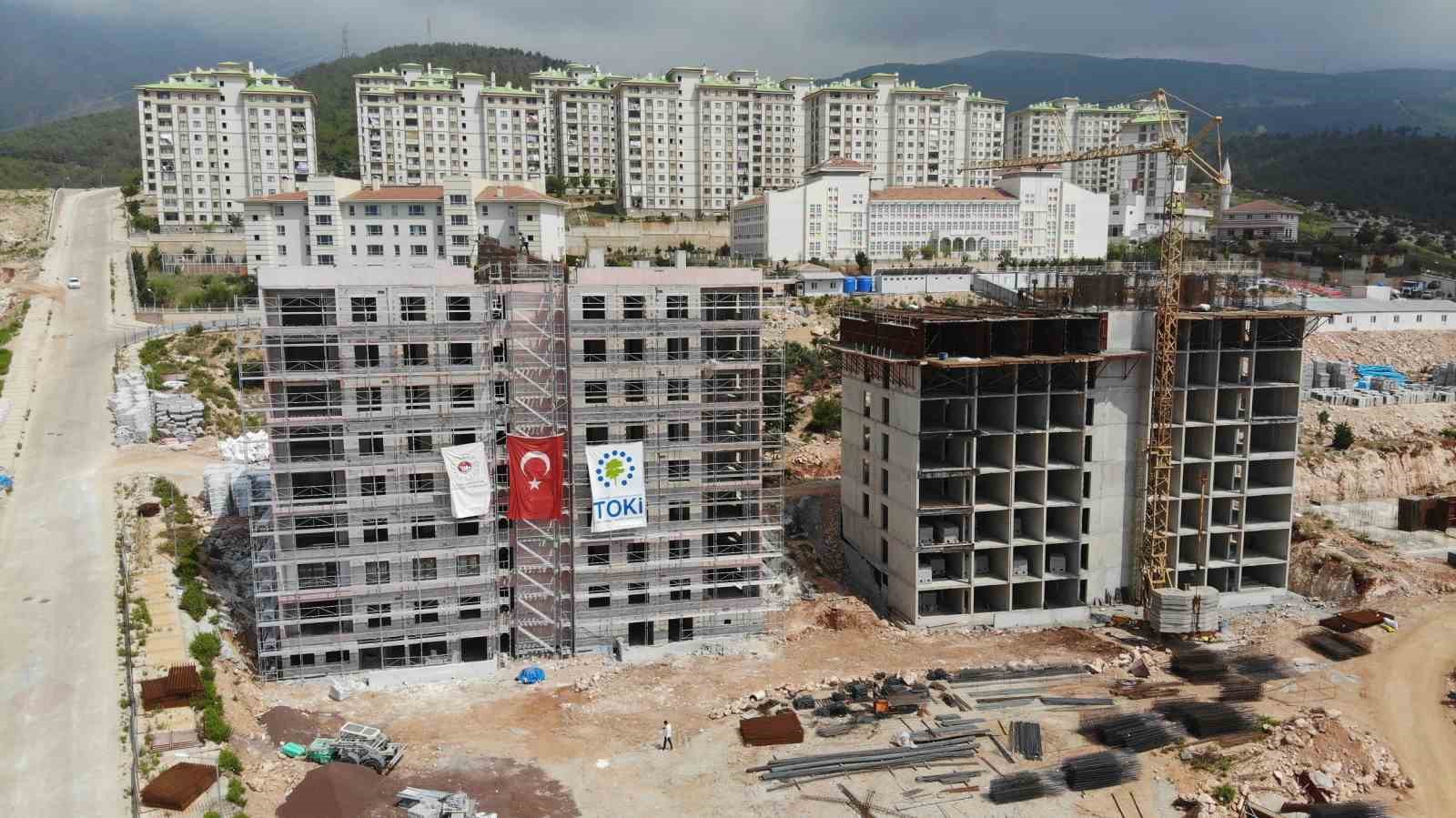 DEPREMİN VURDUĞU HATAY’IN İSKENDERUN İLÇESİNDE  TOKİ TARAFINDAN İNŞA EDİLEN