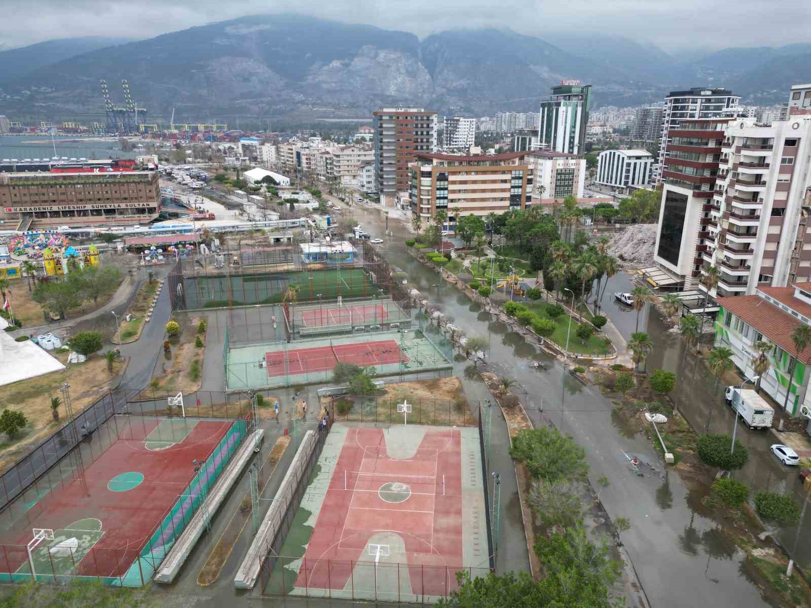 İSKENDERUN'DA DEPREMDEN SONRA SAHİL ŞERİDİNDE ZEMİNDE YAŞANAN ÇÖKME VE SIVILAŞMA