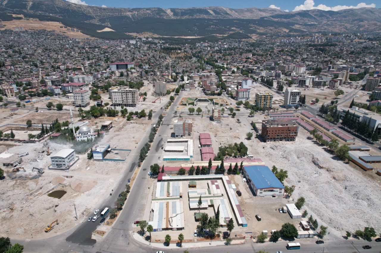 KAHRAMANMARAŞ'TA MEYDANA GELEN DEPREMLER SONRASI AĞIR HASAR ALAN BİNALARDA YIKIM