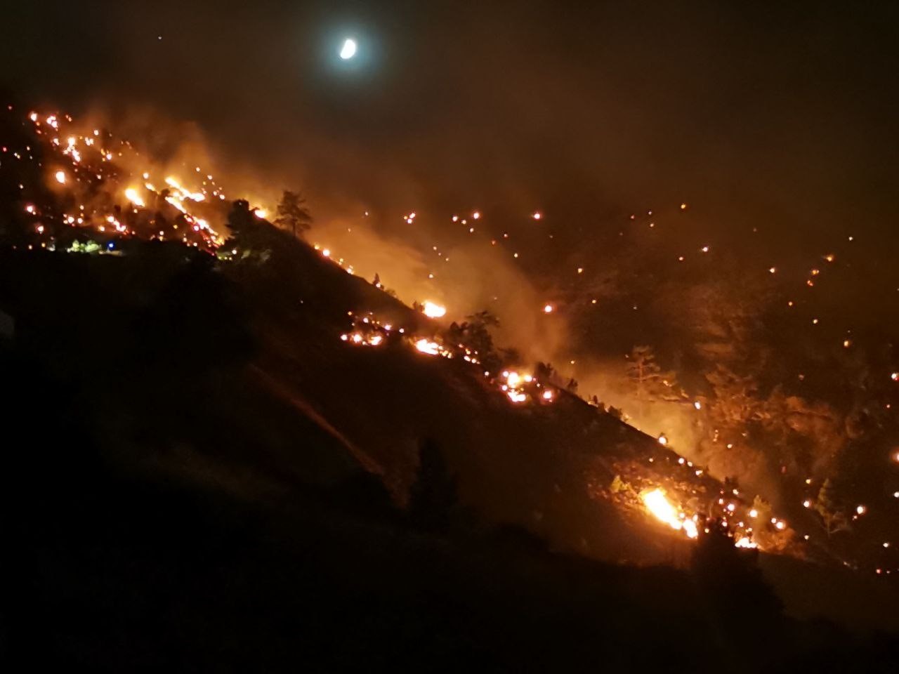KAHRAMANMARAŞ’TAKİ ORMAN YANGININA HAVADAN VE KARADAN MÜDAHALELER SÜRÜYOR