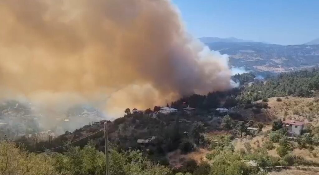 Kahramanmaraş’taki orman yangını evlere sıçradı
