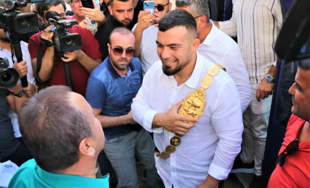 Kırkpınar Başpehlivanı Yusuf Can Zeybek’e memleketi Antalya’da coşkulu karışılama