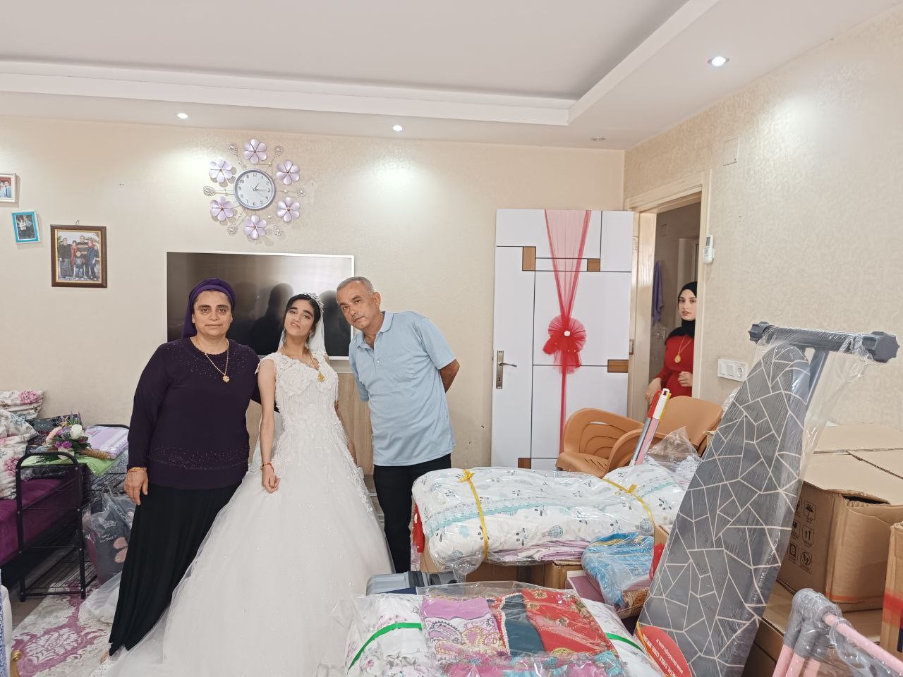 HATAY’IN PAYAS İLÇESİNDE ENGELLİ KIZININ GELİNLİK GİYME HAYALİNİ GERÇEKLEŞTİREN BABA,
