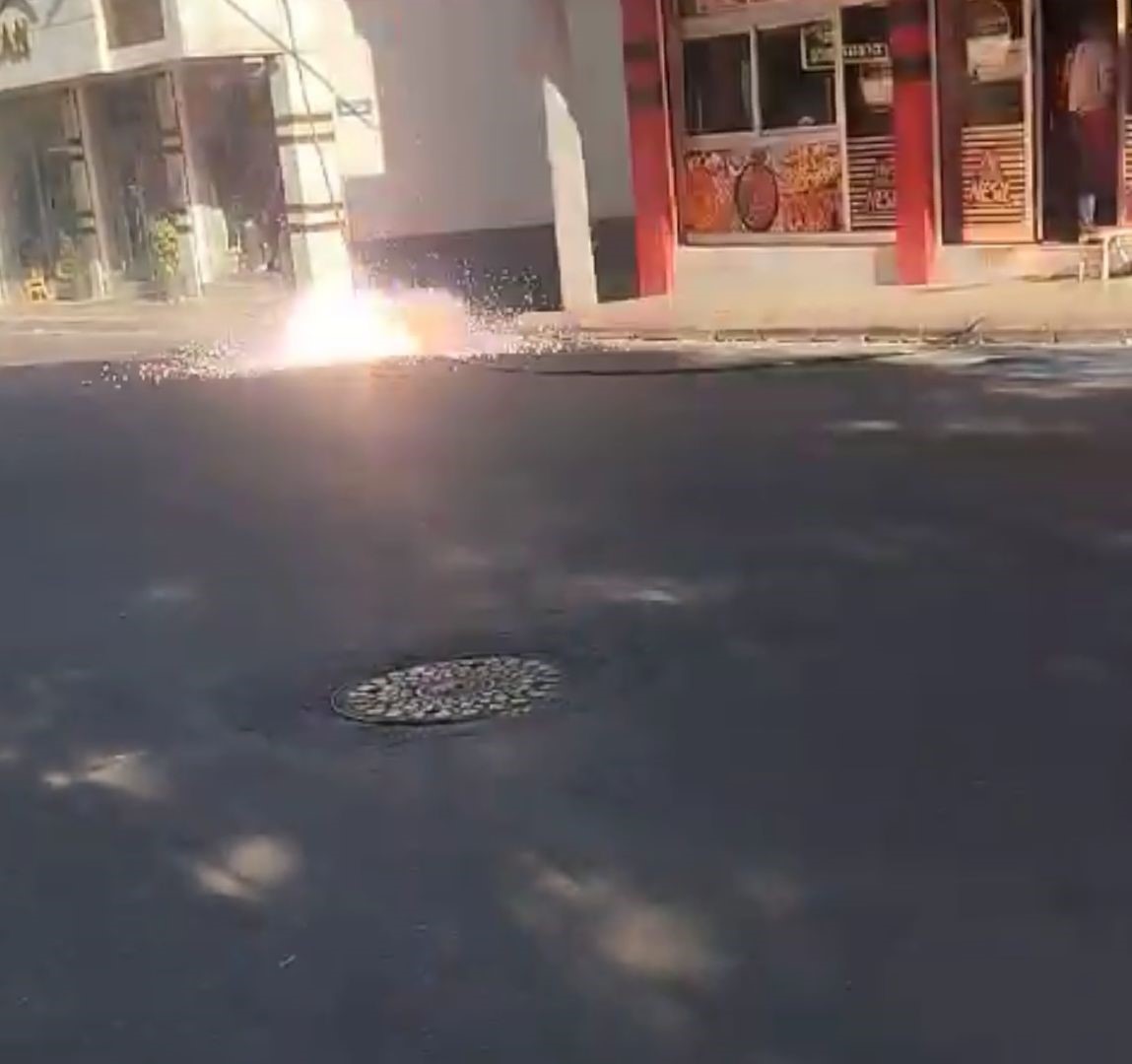 KAHRAMANMARAŞ’TA ELEKTRİK DİREĞİNDEN KOPUP ÇINGILAR ÇIKARTAN TELLER KORKU DOLU ANLARA