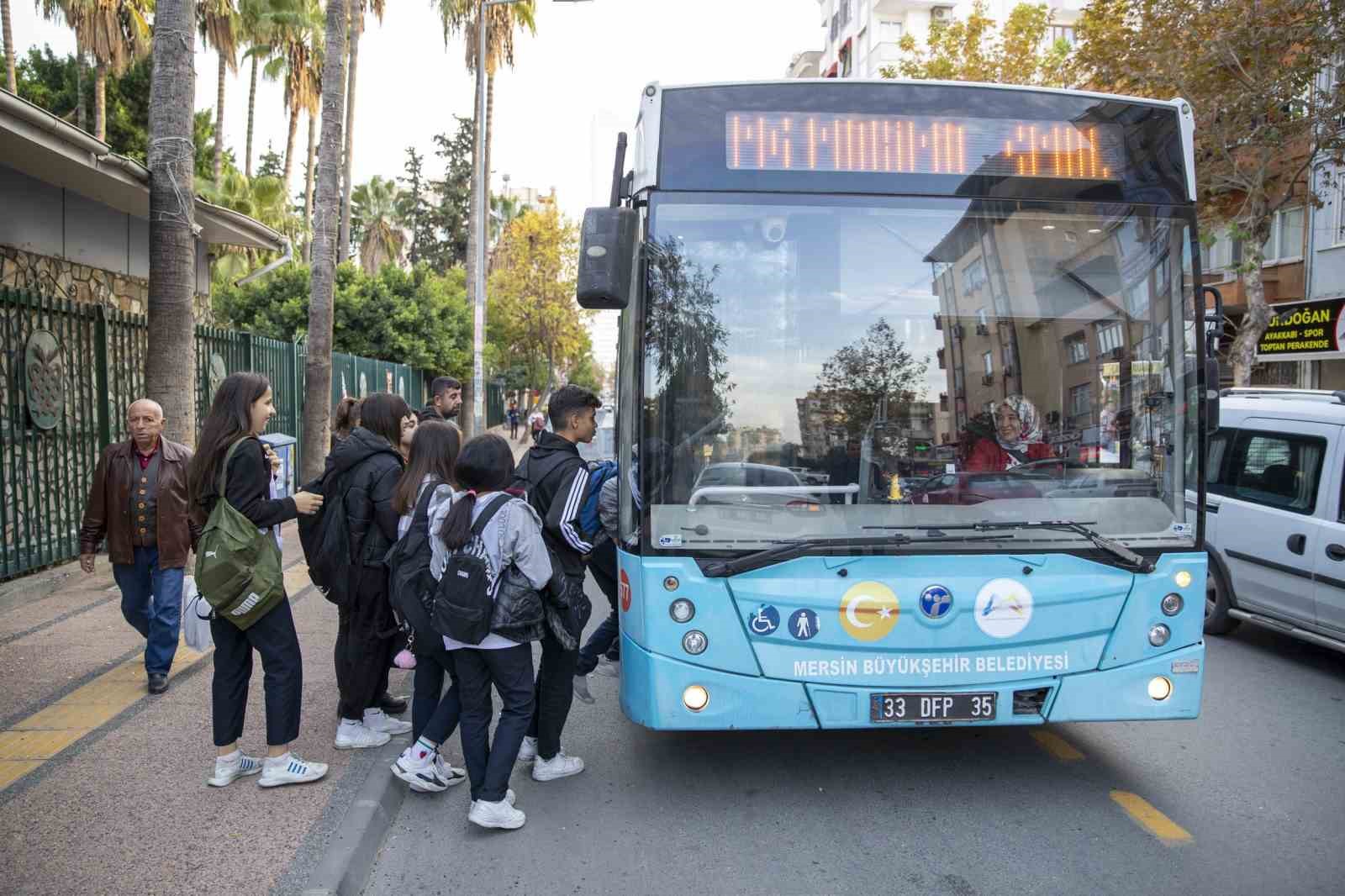 MERSİN'DE BELEDİYE OTOBÜS ÜCRETLERİNİN ÖĞRENCİLER İÇİN 1 LİRADAN DEVAM ETTİĞİ