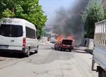 KAHRAMANMARAŞ’TA PARK HALİNDEKİ OTOMOBİL ALEV ALEV YANDI.