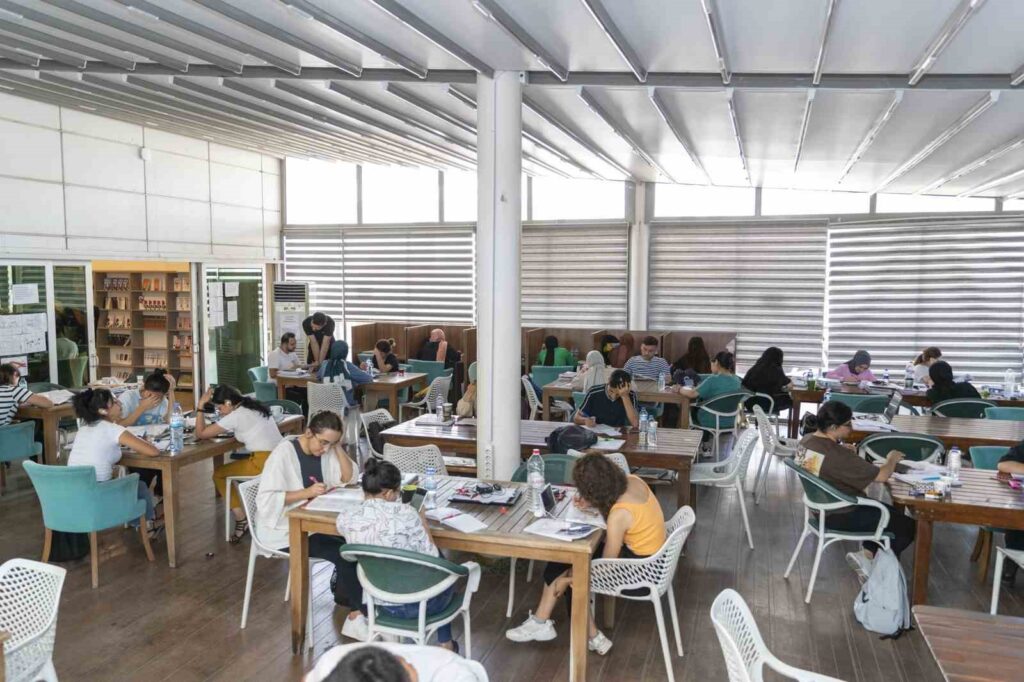 sinava hazirlanan ogrenciler kutuphanenin mudavimi oldu 807d0d9