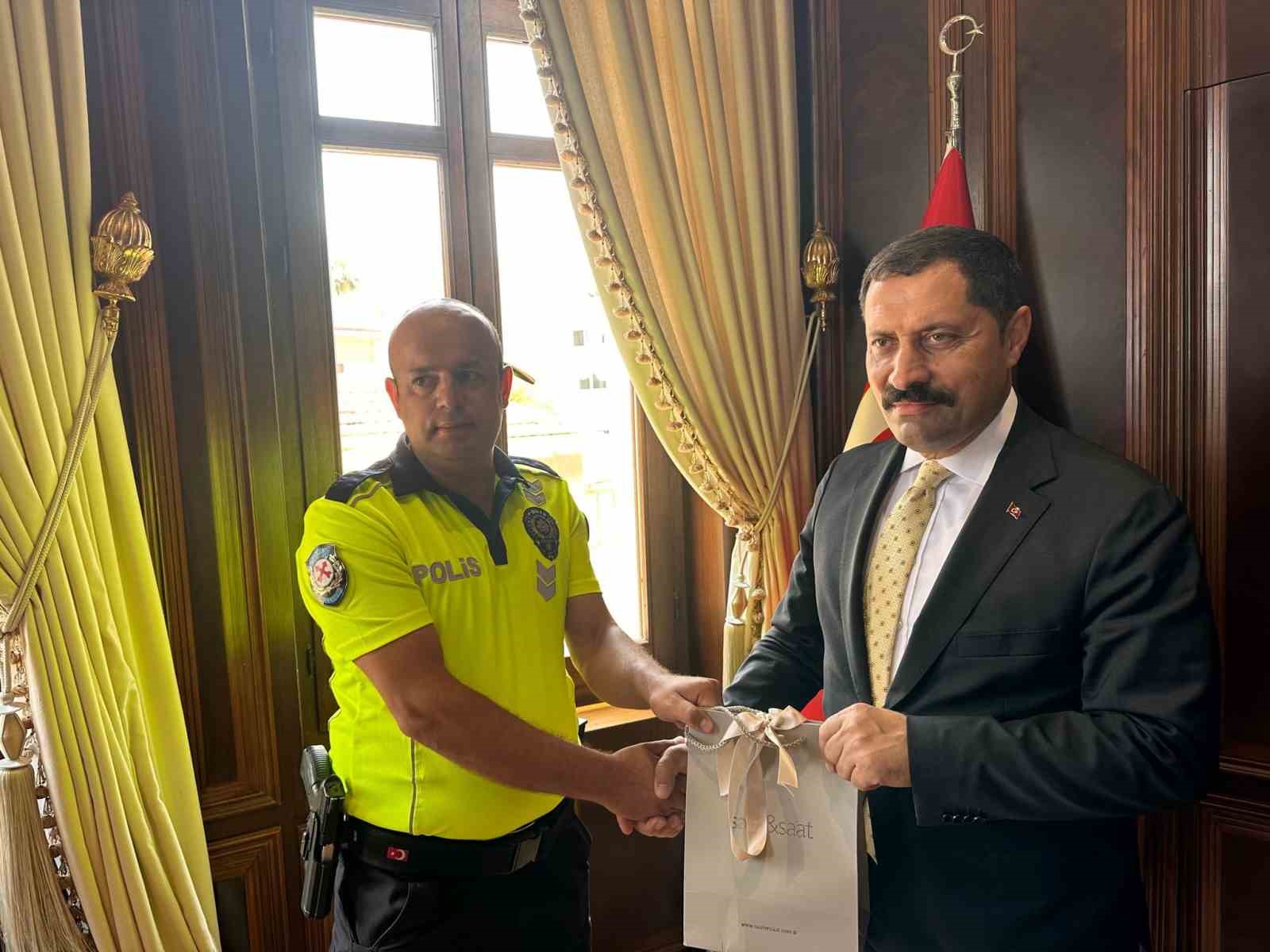YAŞLI ADAMI SIRTINDA TAŞIYAN POLİS MEMURU HATAY VALİSİ TARAFINDAN ÖDÜLLENDİRİLDİ