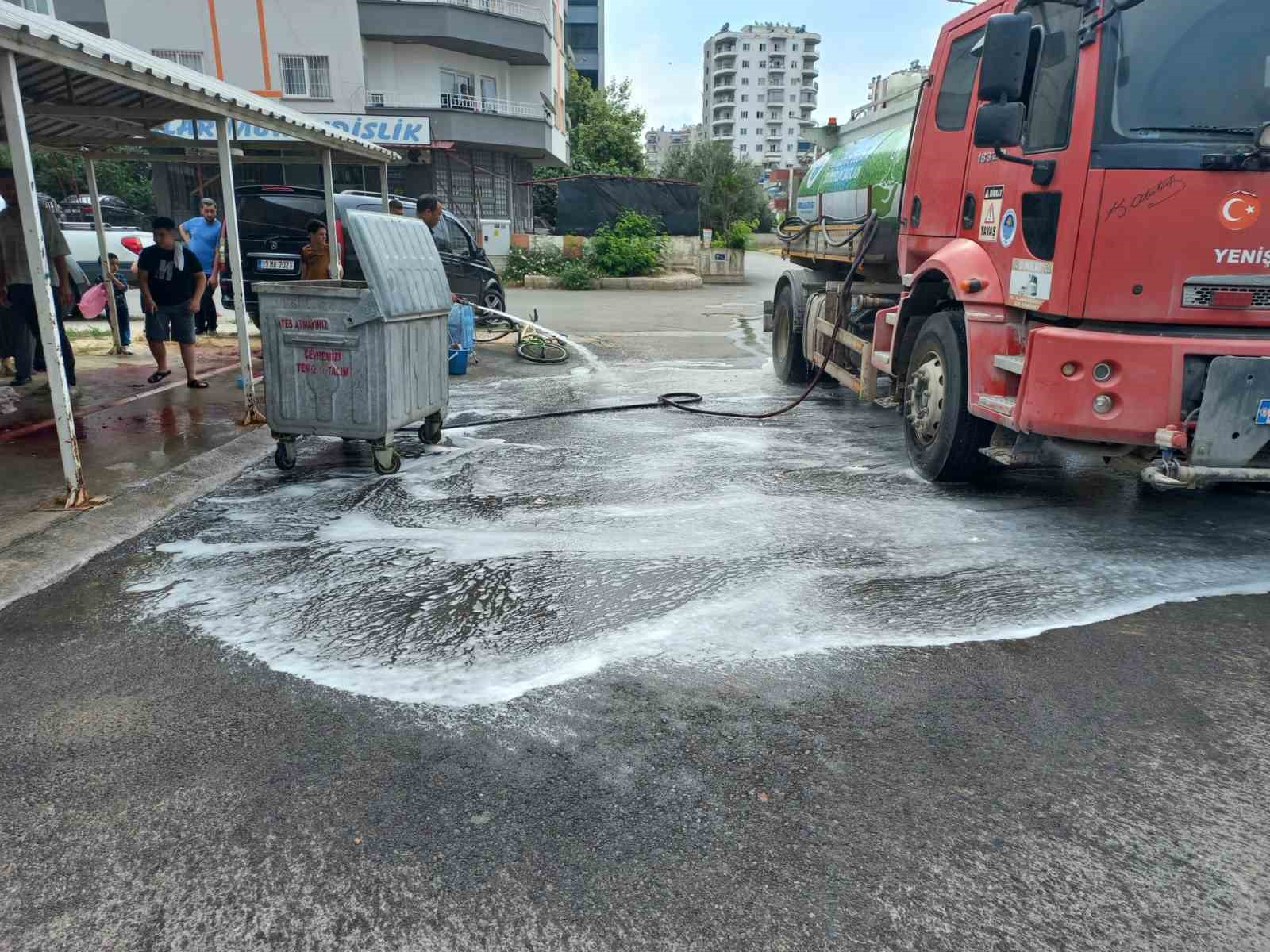 MERSİN'İN MERKEZ İLÇE YENİŞEHİR BELEDİYESİ TEMİZLİK İŞLERİ MÜDÜRLÜĞÜ EKİPLERİ, İLÇE