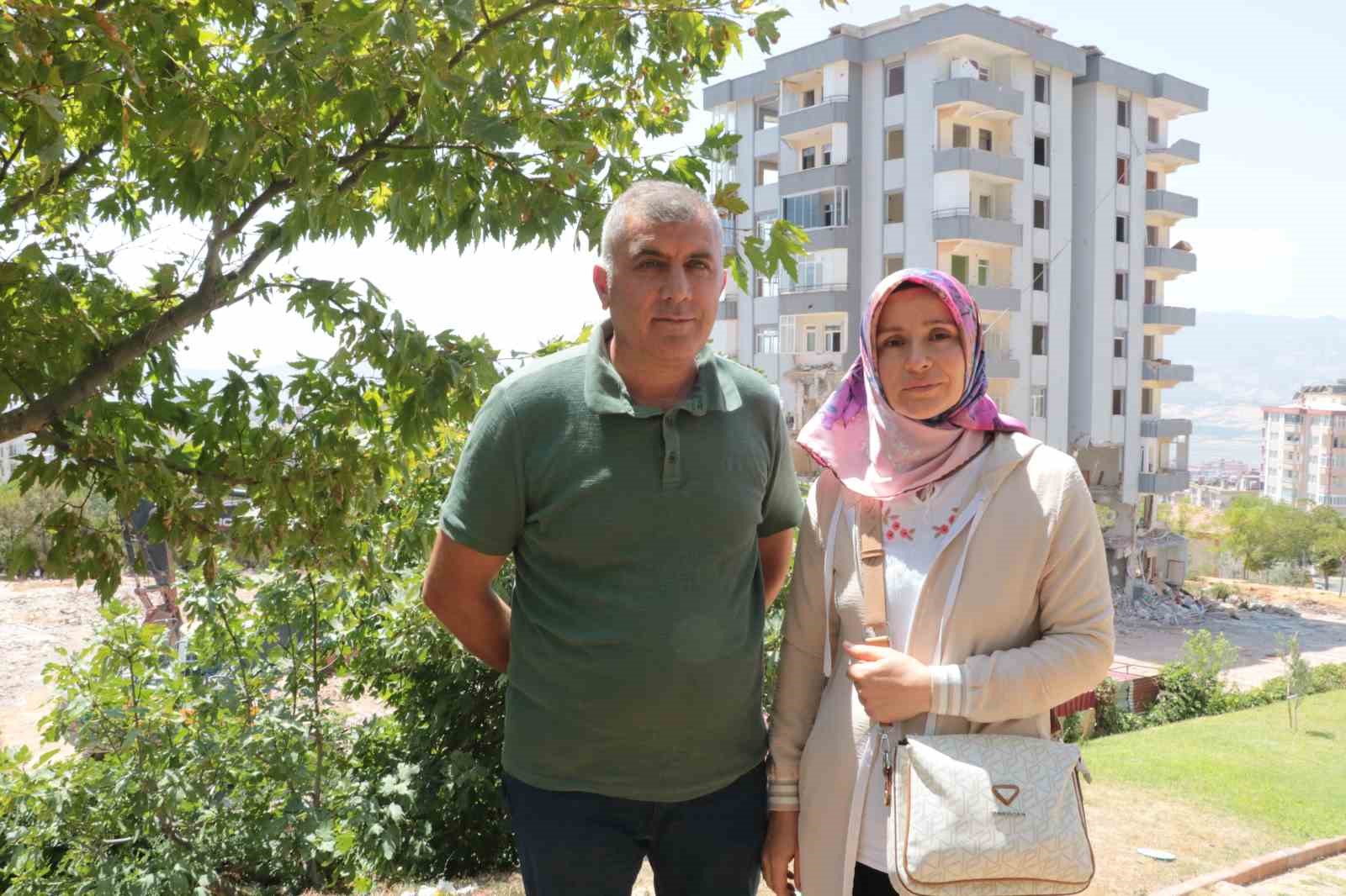 KAHRAMANMARAŞ’TA BİR ÇİFT, MEYDANA GELEN DEPREMLER SONRASI AĞIR HASAR ALAN