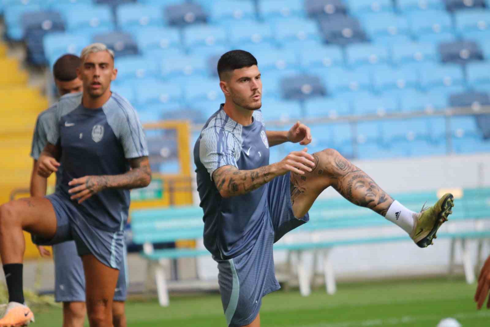 CFR CLUJ, YENİ ADANA STADYUMUNDA SON İDMANINI GERÇEKLEŞTİRDİ.