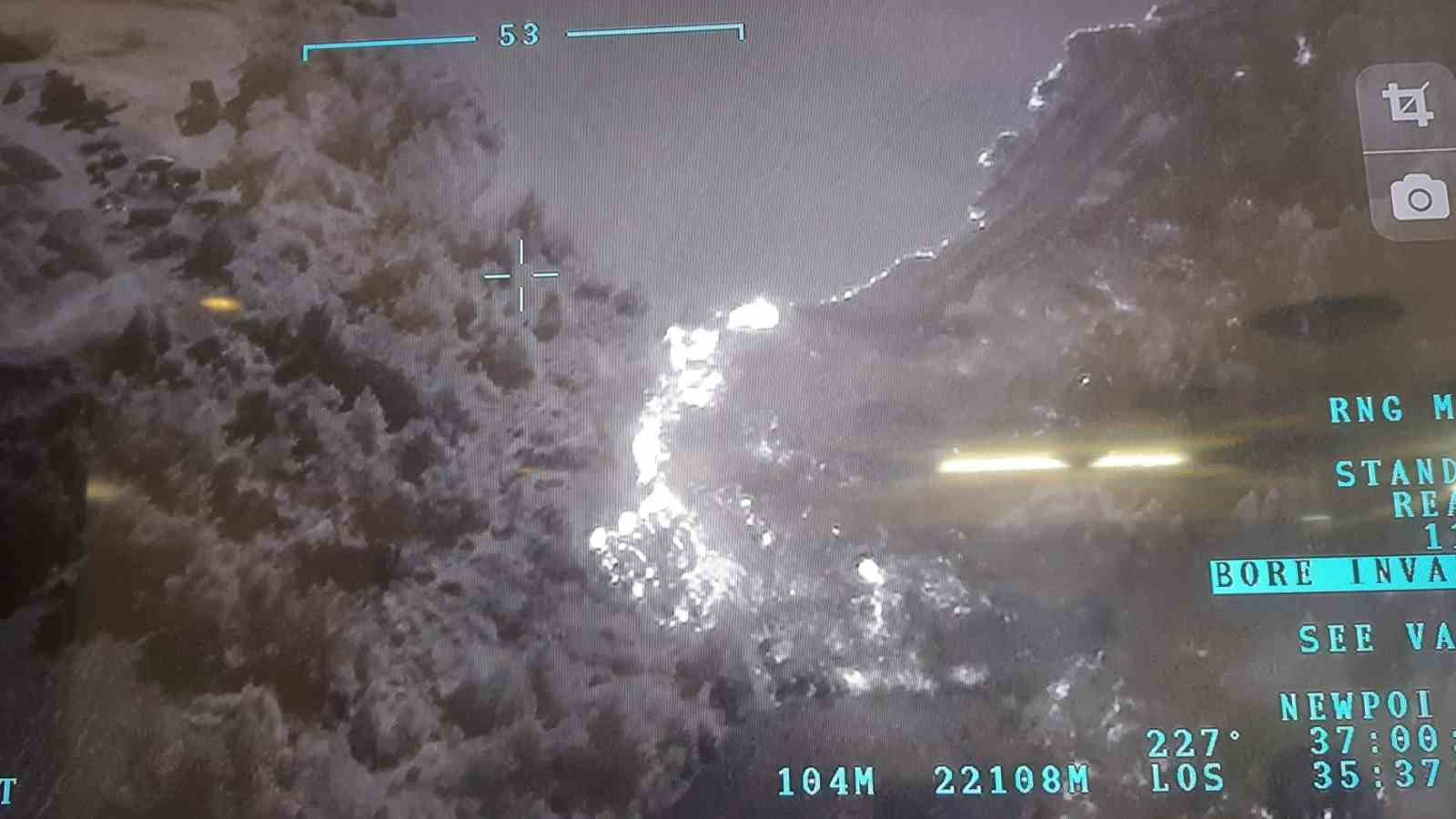 ADANA’DA ANIZ YAKILMASI SONUCU AĞAÇLIK ALANA SIÇRAYAN YANGIN HAVADAN VE