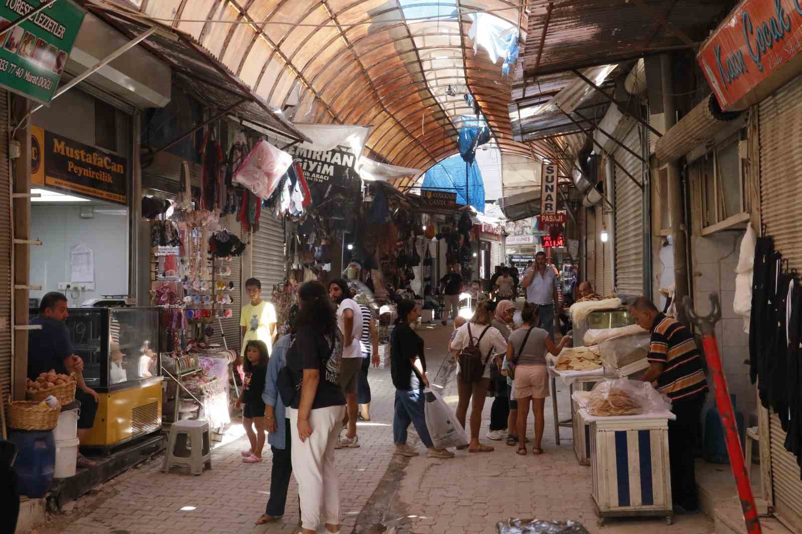 TARİHİ UZUN ÇARŞI'DA ESNAFIN KEPENK AÇMASINDAN SONRA VATANDAŞLAR GELEREK TEKRARDAN
