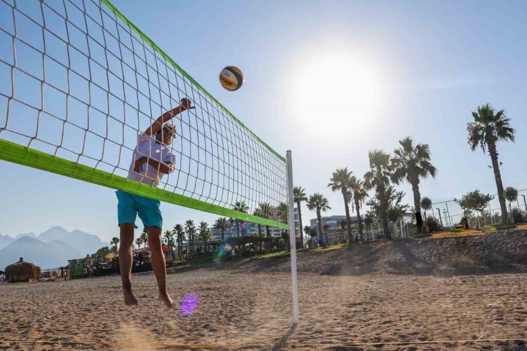 Antalya Büyükşehir’den Konyaaltı Plajı’na ücretsiz plaj voleybol sahaları