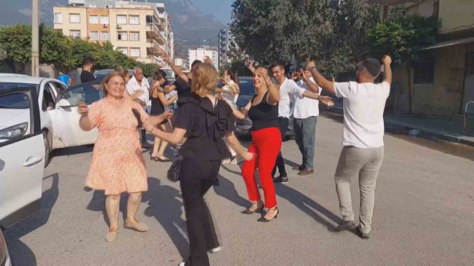 HATAY’DA ÖNÜMÜZDEKİ GÜNLERDE DÜĞÜNÜ OLACAK ÇİFT, ÇEYİZ ALMA MERASİMİNİN ARDINDAN