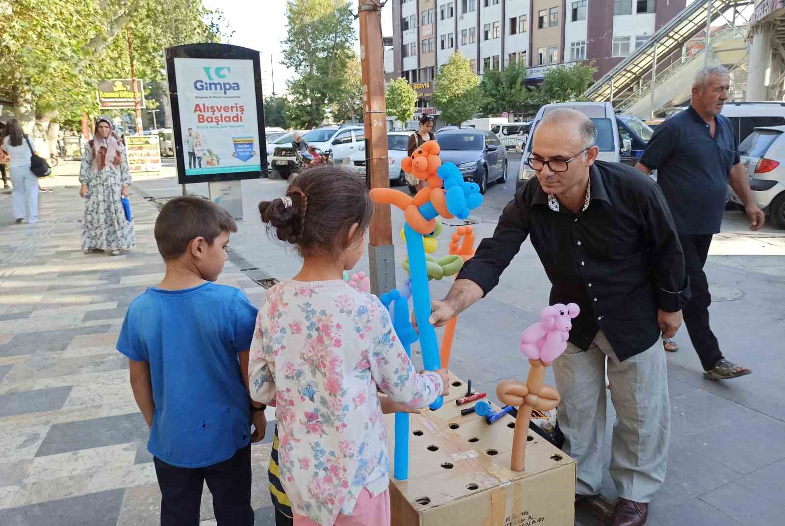 MEHMET UFAK, İNTERNETTEN ÖĞRENDİĞİ TEKNİKLE İNCE UZUN BALONLARI ŞİŞİRİP FARKLI
