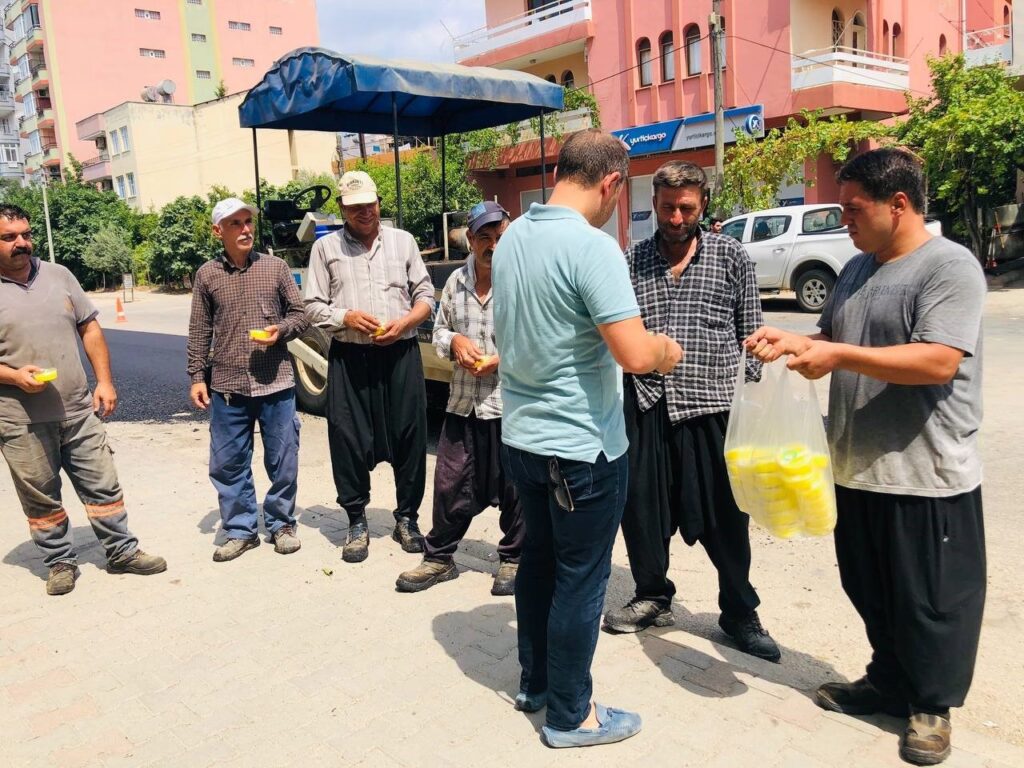 Başkan’dan, kavurucu sıcakta çalışan asfalt işçilerine serinleten ikram Başkan’dan, kavurucu sıcakta çalışan asfalt işçilerine serinleten ikram