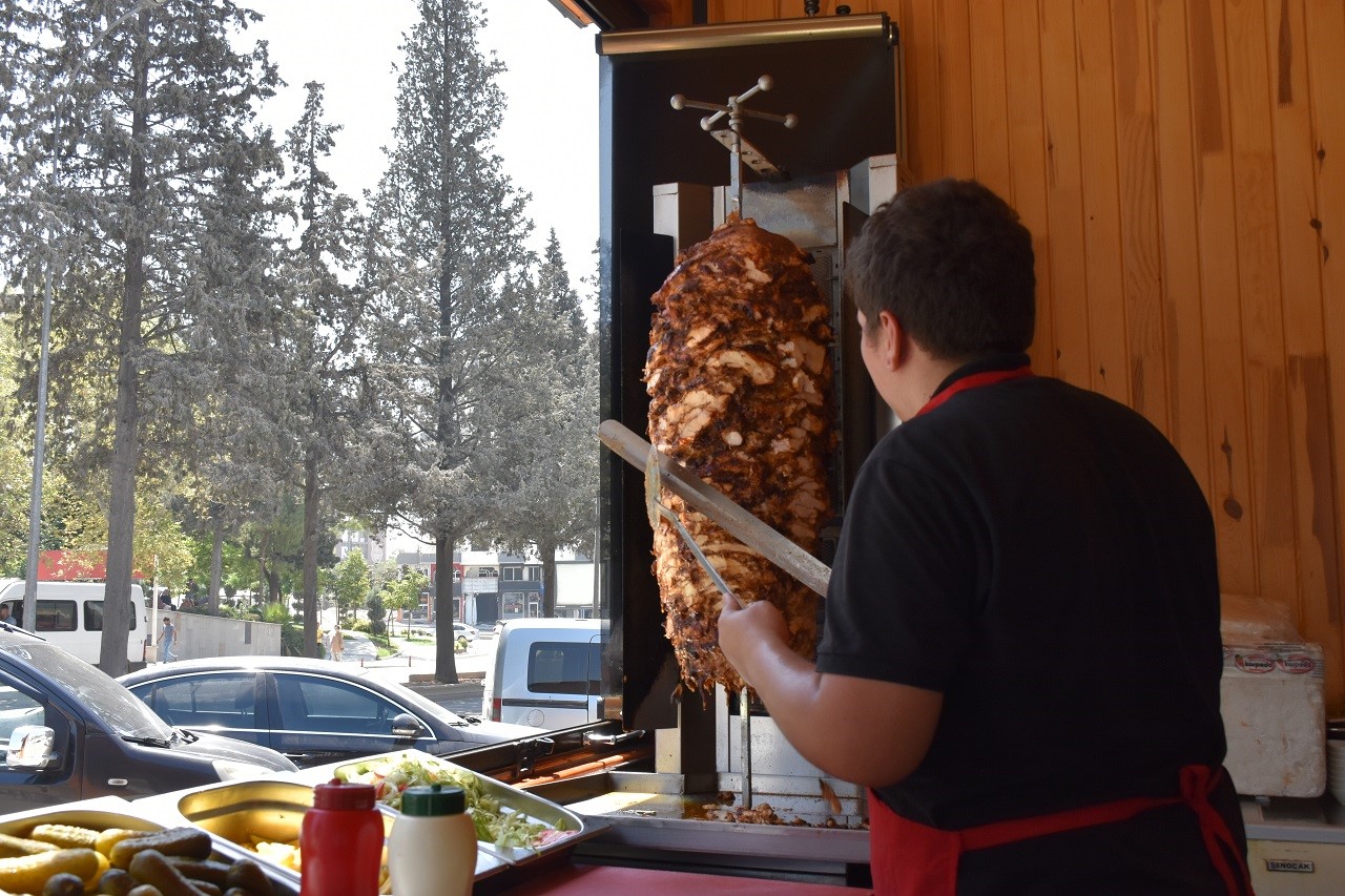 SON YILLARIN EN SICAK GÜNLERİNİN YAŞANDIĞI KAHRAMANMARAŞ’TA DÖNERCİ USTALARI BUNALTICI