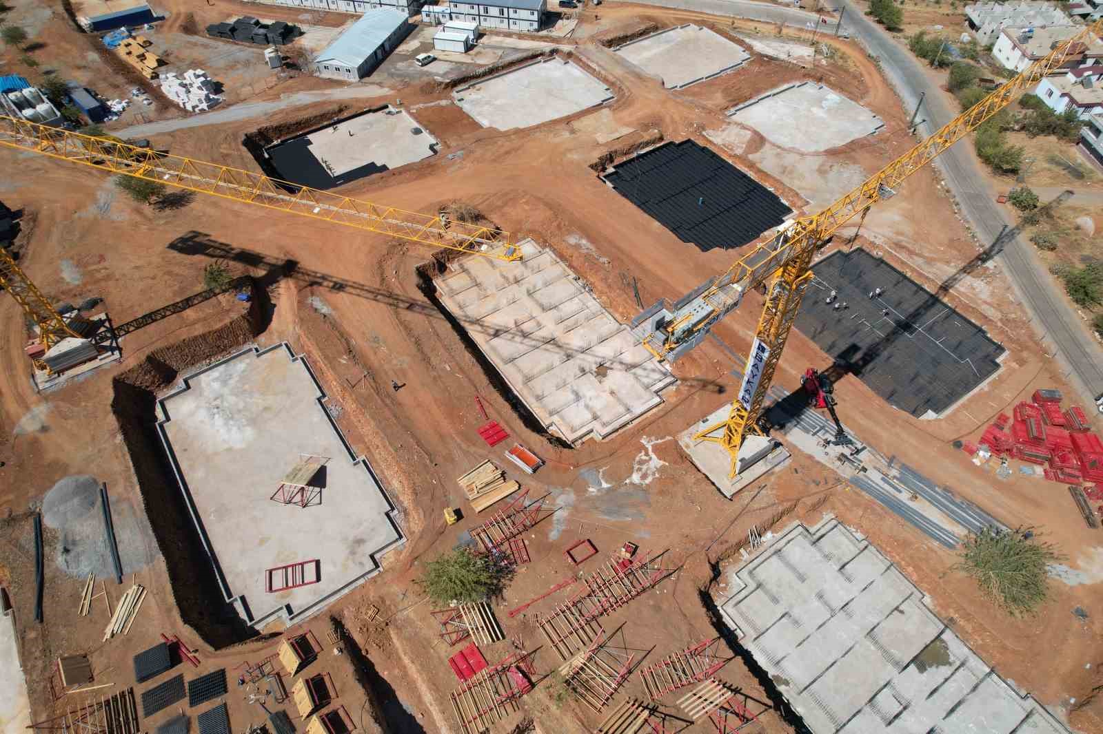 KAHRAMANMARAŞ’TA MERKEZLİ MEYDANA GELEN DEPREMLER SONRASI DEPREMZEDE VATANDAŞLAR İÇİN YAPIMINA