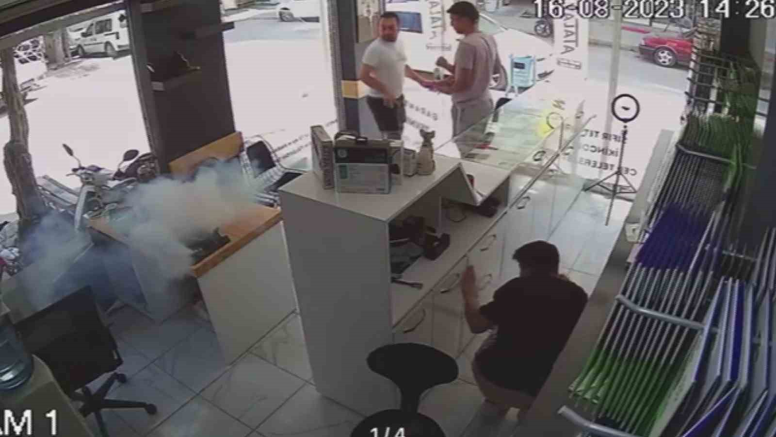 ANTALYA’NIN KUMLUCA İLÇESİNDE BİR TELEFON TAMİRCİSİNE GETİRİLEN CEP TELEFONU, TAMİR