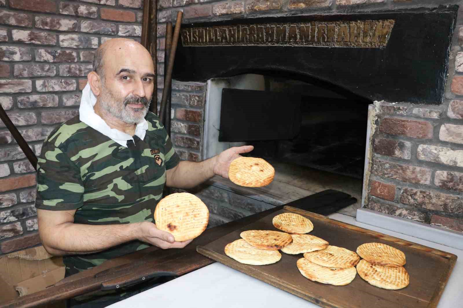 ÇÖREK ÜRETİMİ YAPAN USTA ÖKKEŞ YİĞİT, “OCAĞI KAPATIP BUZUN İÇİNE