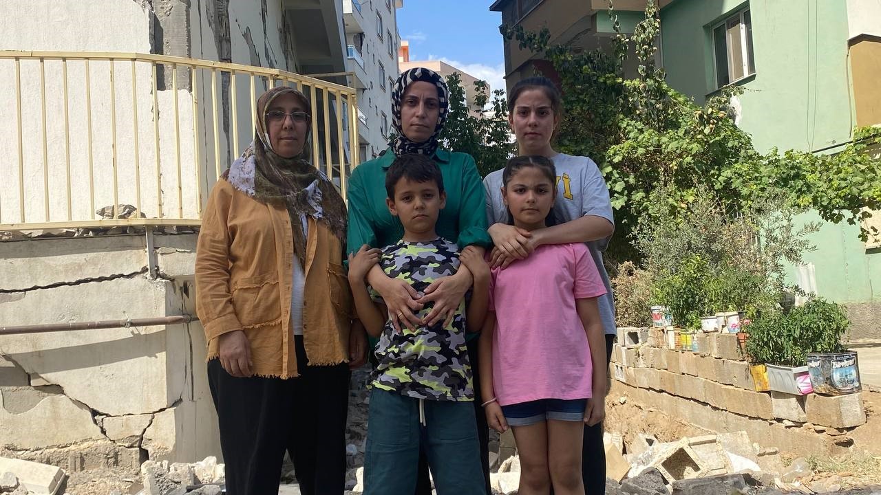 KAHRAMANMARAŞ'IN TÜRKOĞLU İLÇESİNDE DEPREMDE YAŞADIKLARI İKAMETİN YANINDAKİ BİNANIN HASAR ALDIĞINI