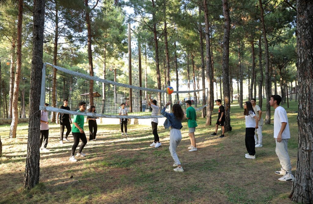 depremzede gencler heyecan bahcesinde stres atti 433a601