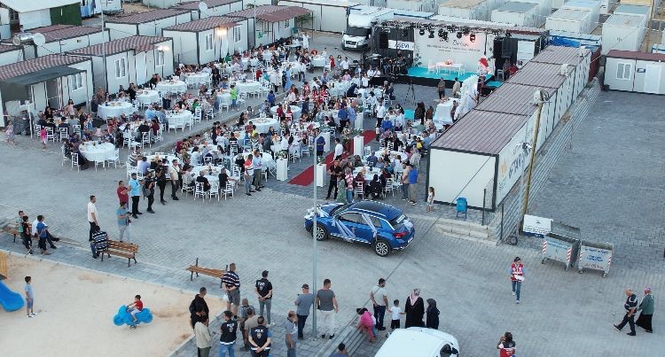 DÜĞÜNLERİ ERTELENEN DEPREMZEDE GELİN İLE DAMADIN NİKAHI TÖRENİ KONTEYNER KENTTE