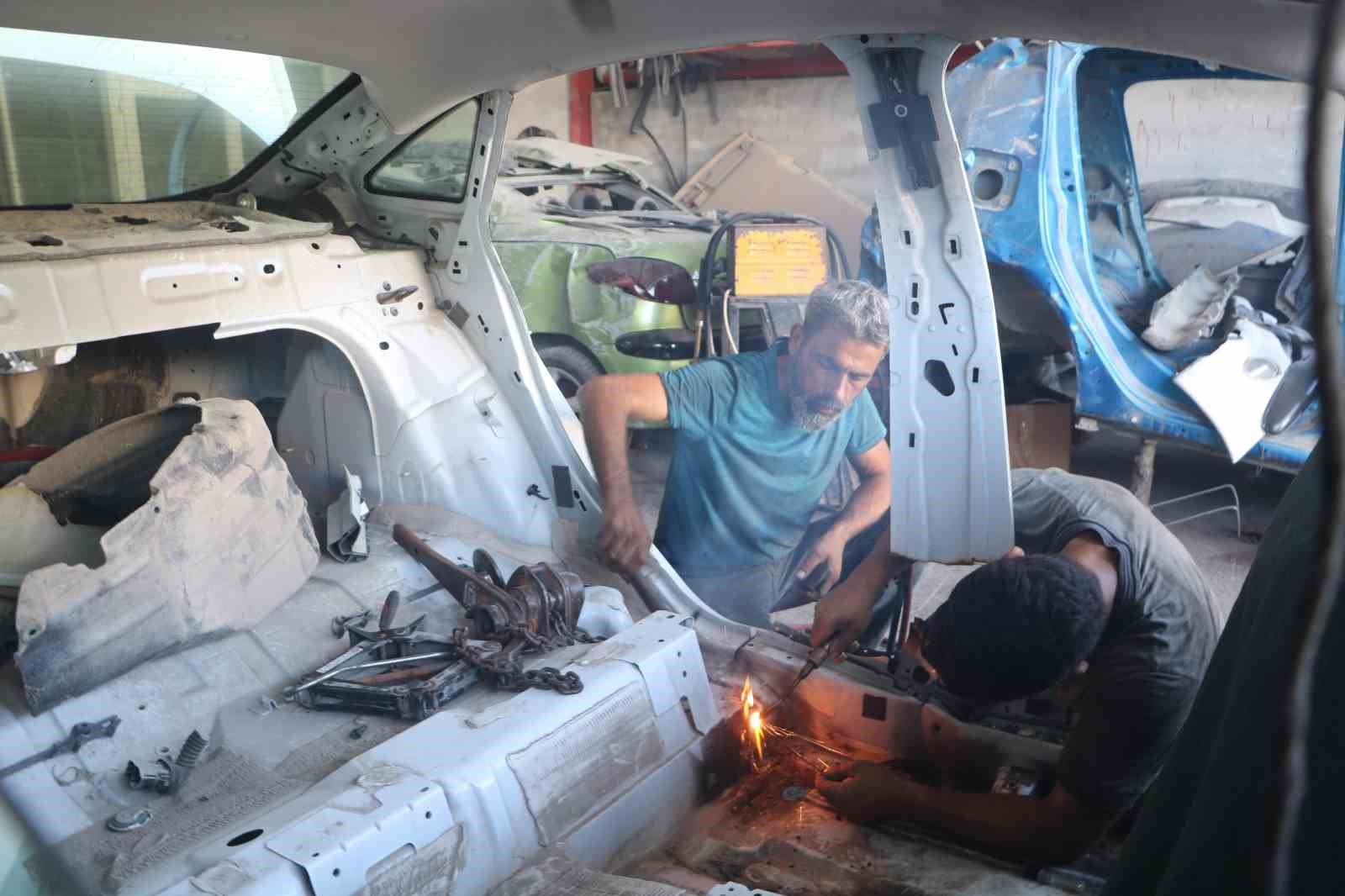 DEPREMİN VURDUĞU HATAY’DA ENKAZDAN ÇIKARILAN ARAÇLAR, SANAYİ SİTESİNDE USTALARIN HÜNERLİ