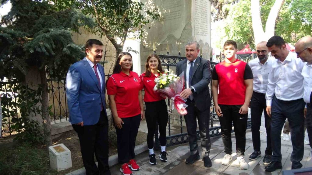 Gençlik ve Spor Bakanı Bak: "Ne yaparlarsa yapsınlar bu milletin iradesine hiç kimse ipotek koyamaz" Gençlik ve Spor Bakanı Bak: "Ne yaparlarsa yapsınlar bu milletin iradesine hiç kimse ipotek koyamaz"