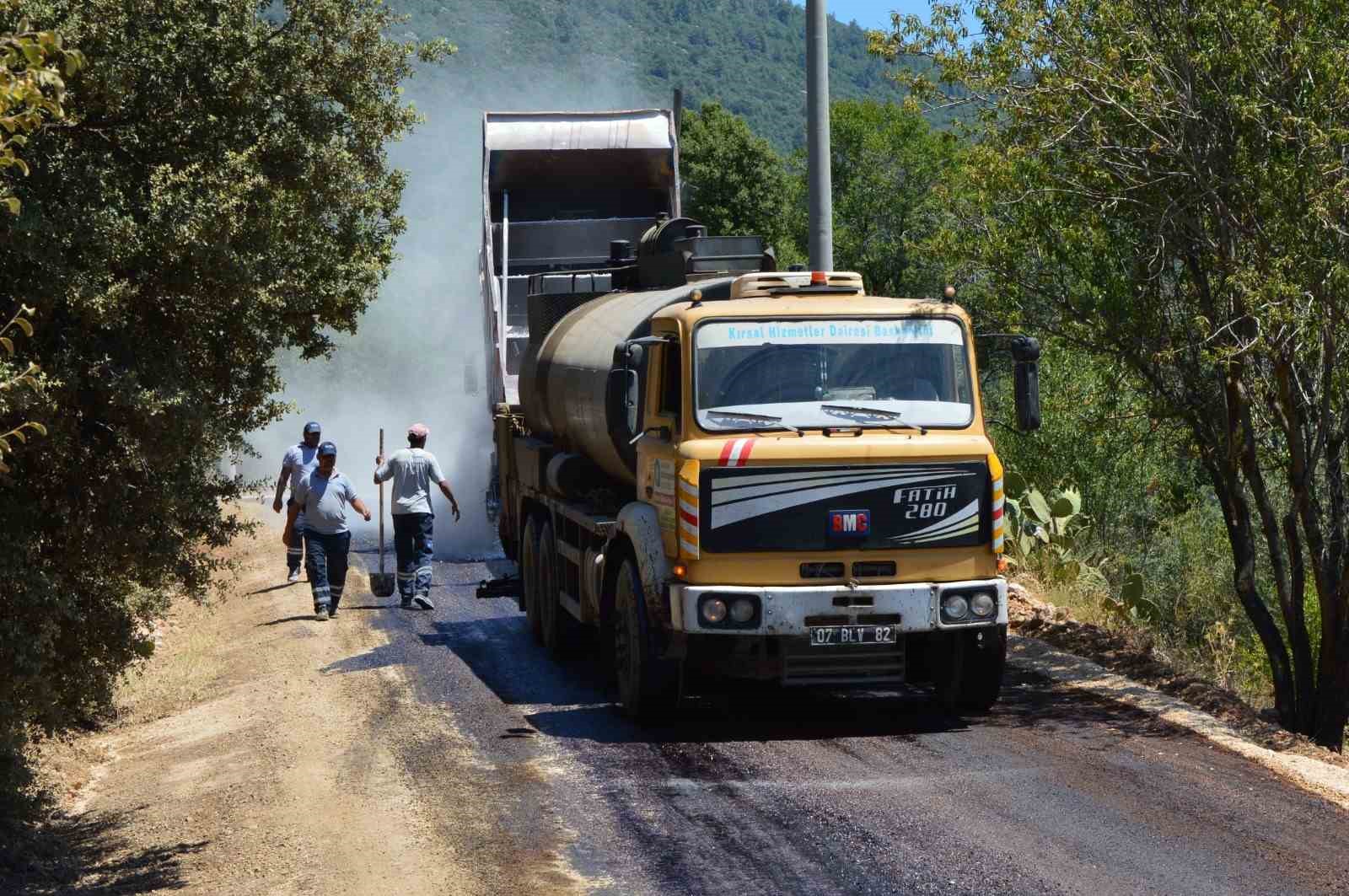 ANTALYA BÜYÜKŞEHİR BELEDİYESİ KIRSALDA ASFALT SEFERBERLİĞİNİ SÜRDÜRÜYOR. KIRSAL HİZMETLER DAİRESİ