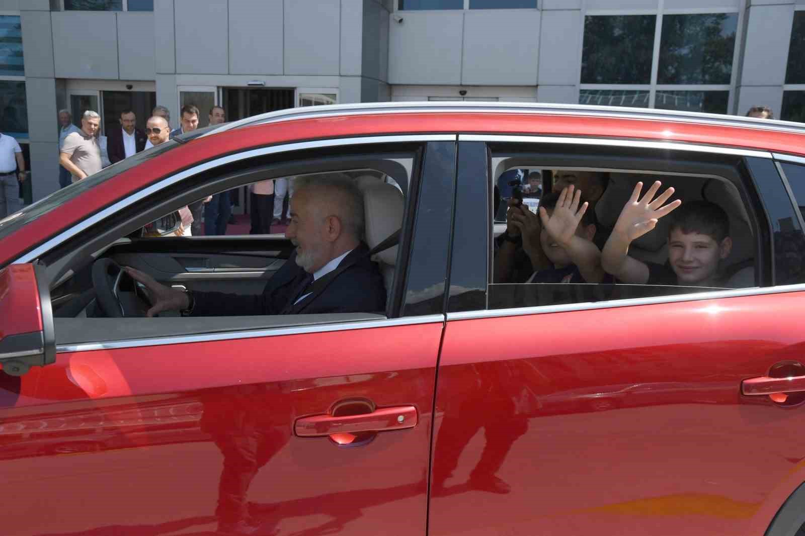 ISPARTA’DA ÇOCUKLAR TOGG DENEYİMİNİ BAŞKAN BAŞDEĞİRMEN’LE YAŞADILAR