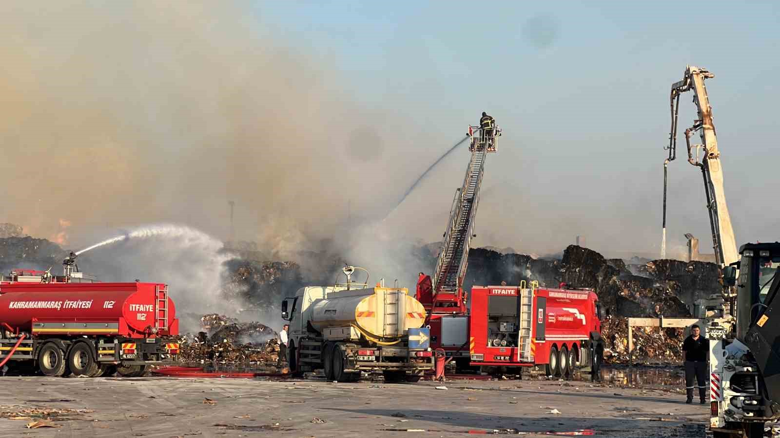 KAHRAMANMARAŞ’IN TÜRKOĞLU İLÇESİNDEKİ KAĞIT FABRİKASININ ATIK TOPLAMA ALANINDA ÇIKAN YANGIN