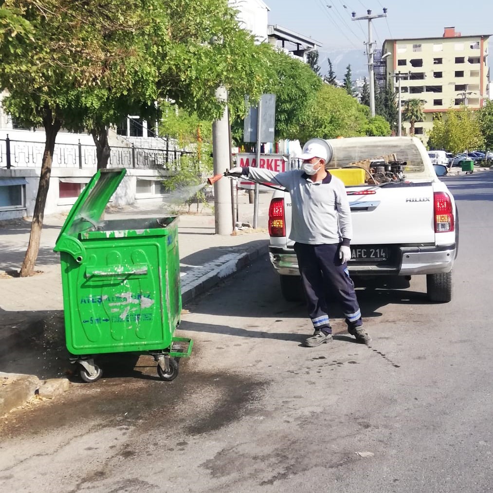 KAHRAMANMARAŞ’TA ZARARLILARLA MÜCADELE ÇERÇEVESİNDE İLAÇLAMA ÇALIŞMALARI GECE GÜNDÜZ DEVAM EDİYOR