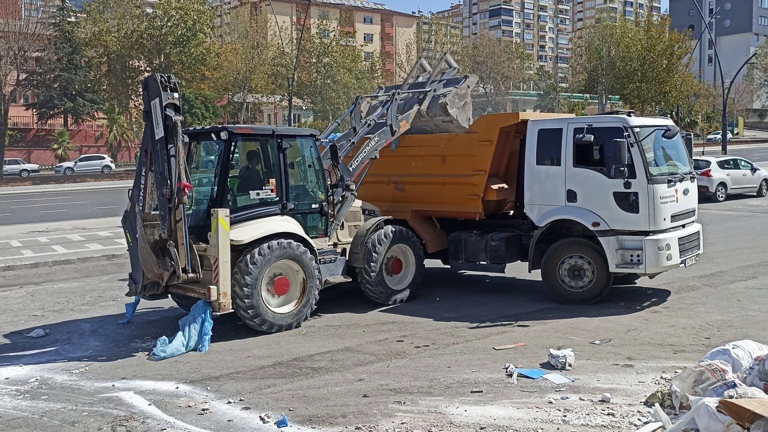 KAHRAMANMARAŞ’IN ŞEHRİN FARKLI NOKTALARINA RASTGELE BIRAKILAN HAFRİYAT ATIKLARI VE ENKAZ