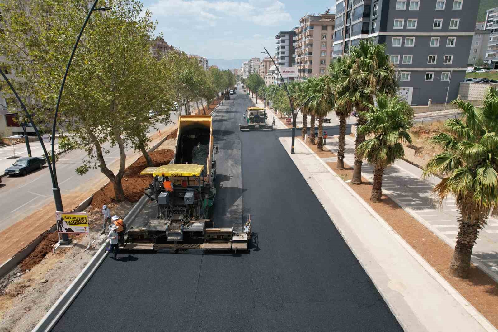 KAHRAMANMARAŞ’TA KAVURUCU ÇÖL SICAKLARININ YANI SIRA 200 DERECELERE ULAŞAN ASFALTIN