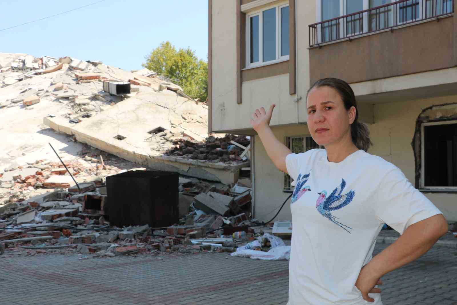 KAHRAMANMARAŞ'TA DEPREMDE AĞIR HASAR ALAN BİR APARTMAN KONTROLLÜ YIKIMI SIRASINDA