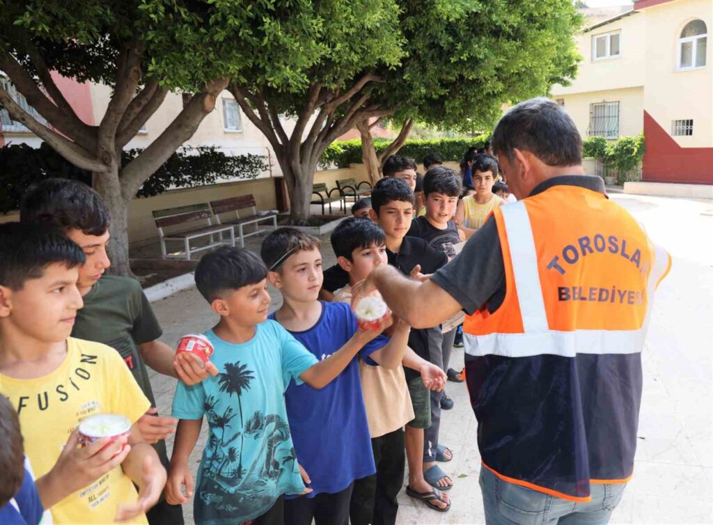 Kur’an kursu öğrencilerine dondurma sürprizi Kur’an kursu öğrencilerine dondurma sürprizi