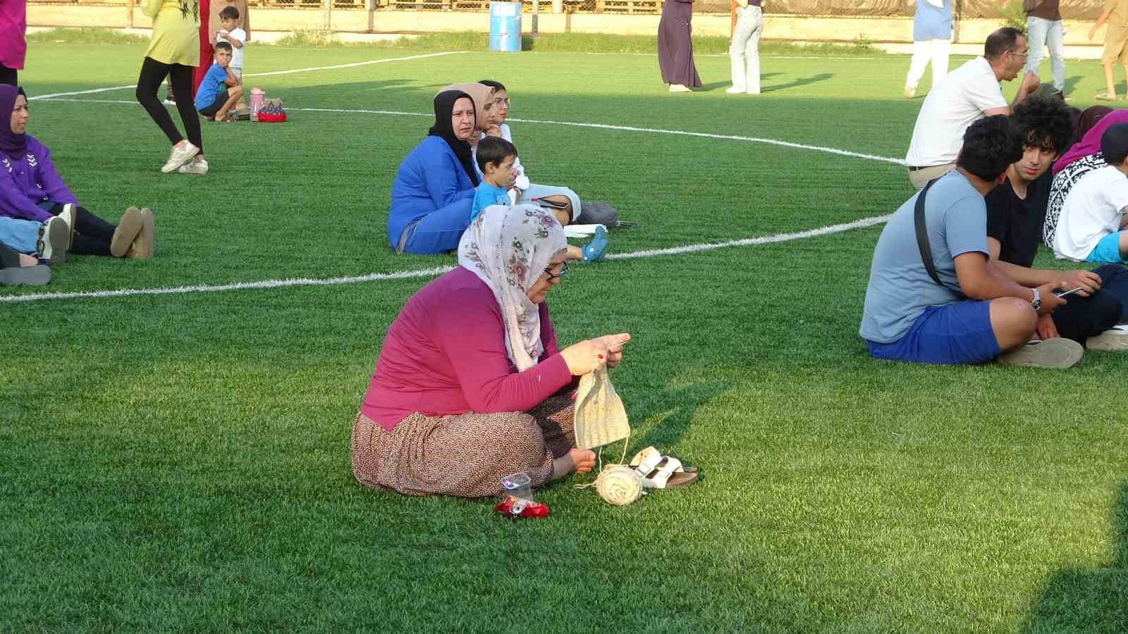 ADANA’NIN ALADAĞ İLÇESİNE KONSER VEREN MANUŞ BABA'YI BİR HAYRANI EL