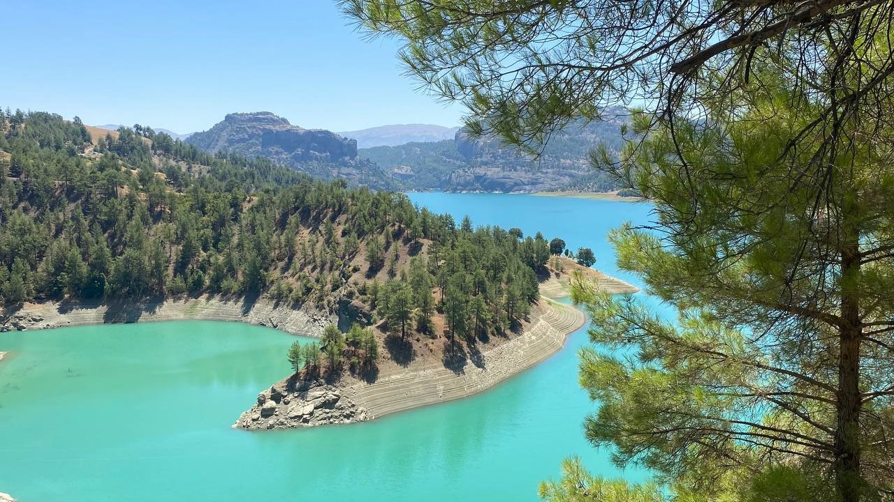 KAHRAMANMARAŞ'TA YEŞİL VE MAVİ TONLARINI SERGİLEYİP CEZBEDEN MENZELET BARAJI VATANDAŞLARIN