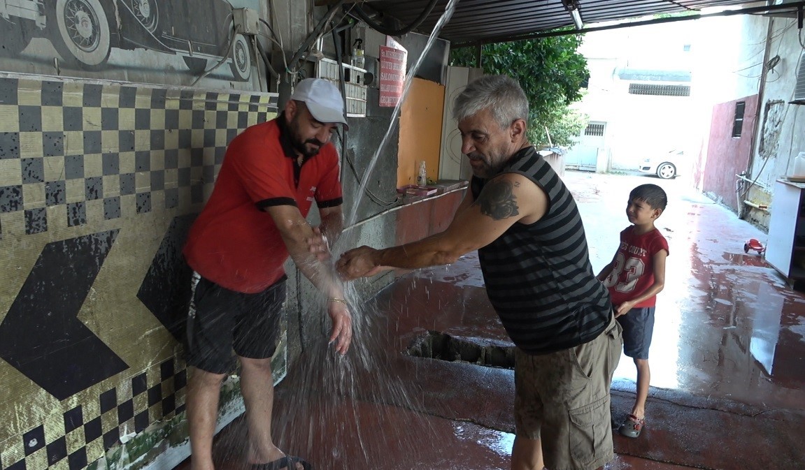 OSMANİYE'DE HAVA SICAKLIKLARI HAYATI OLUMSUZ ETKİLERKEN, ARAÇ YIKAMAYA OLAN TALEBİN