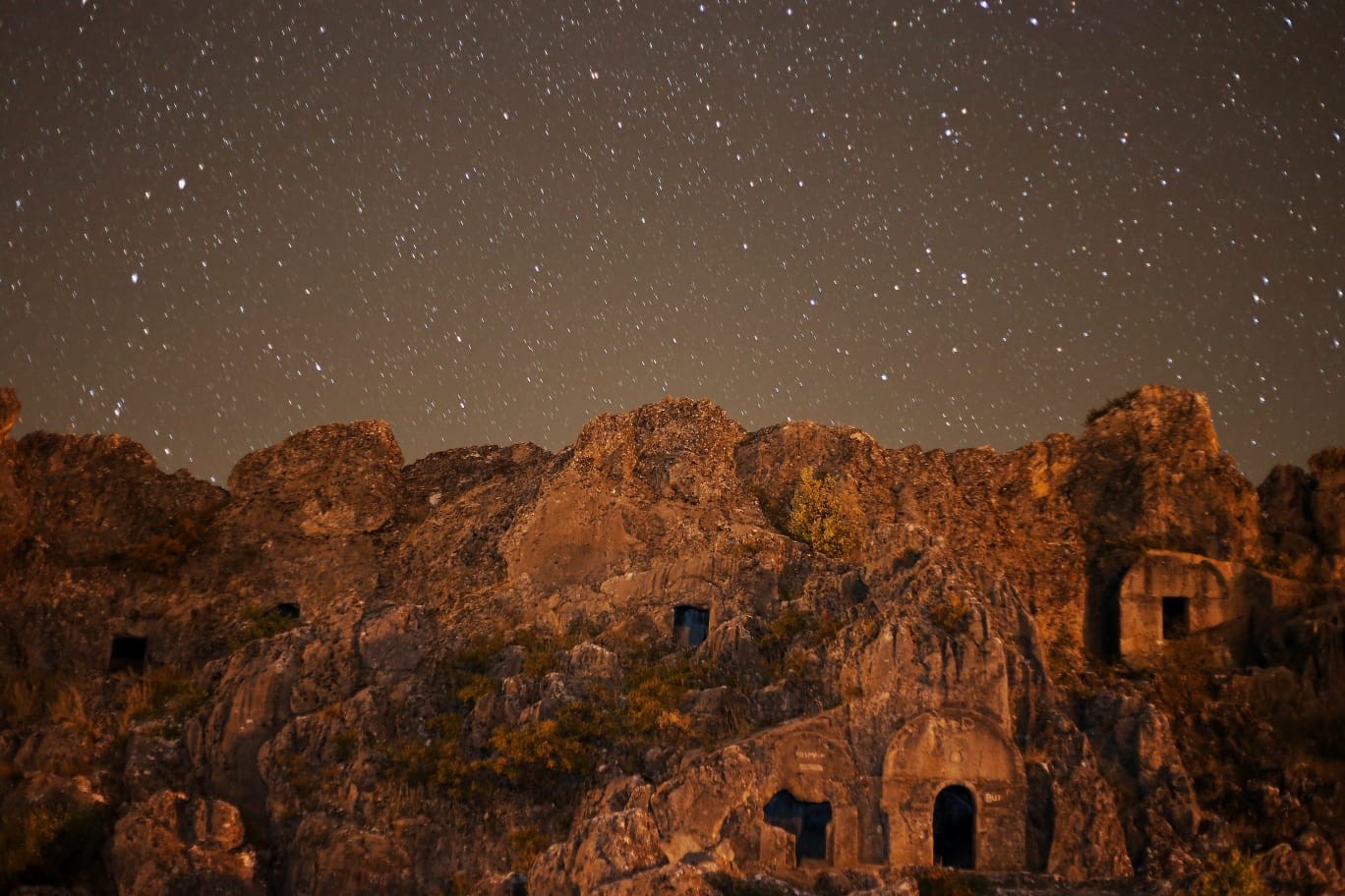 KAHRAMANMARAŞ'TA ROMA DÖNEMİNE AİT OLAN KAYA MEZARLARI VE MAĞARALAR 