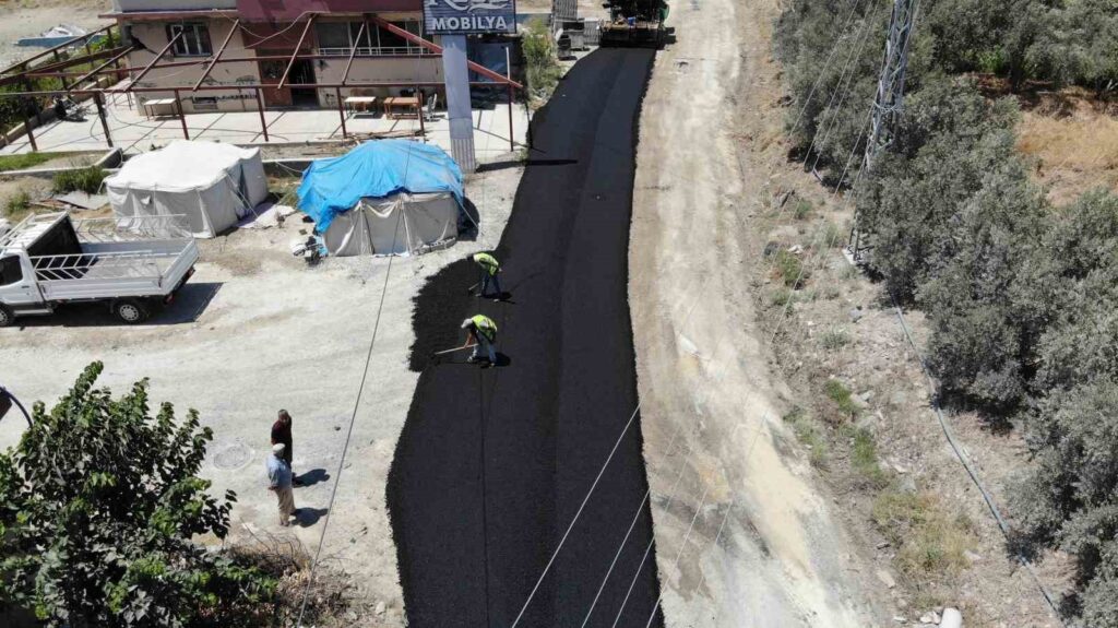 Sıcak altında Hatay’da depremin yıktığı yollar asfaltlanıyor