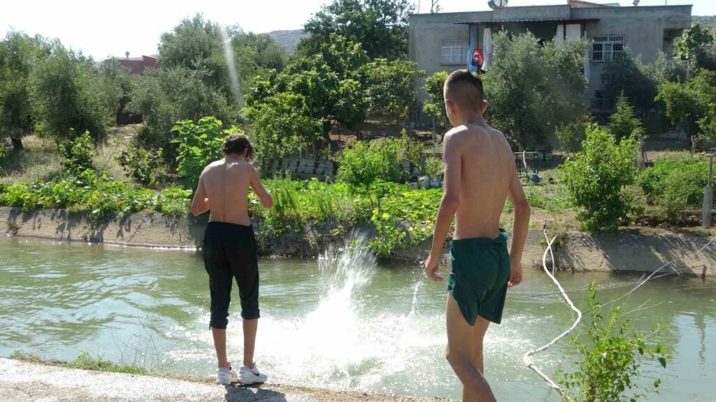 sicak bunaltinca yuzmesi yasak olan kanalda serinlediler b46820b